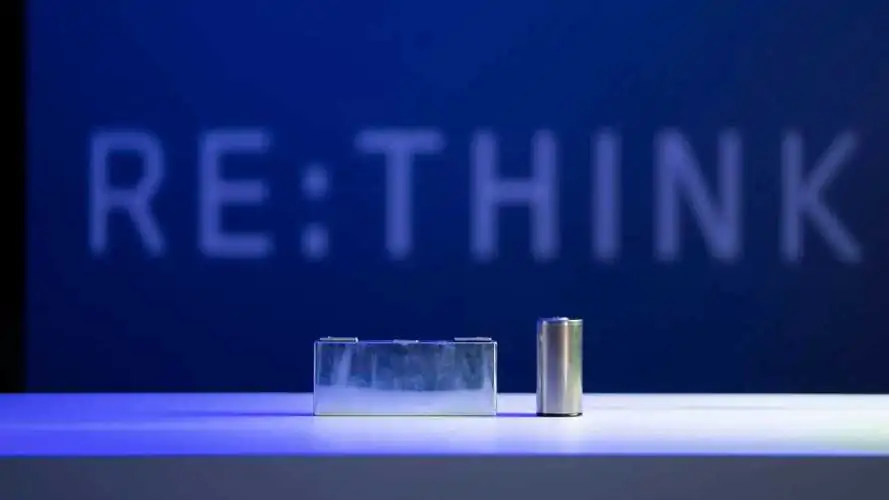 BMW round battery cell (right) side-by-side- with a prismatic battery cell (left)