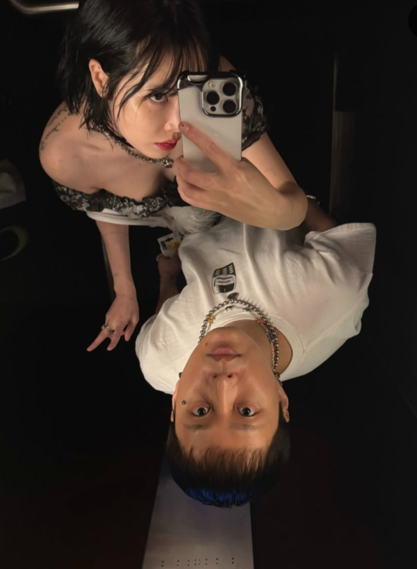 가수 현아가 남편 용준형과의 유럽 여행 모습을 자신의 SNS에 공개했다. 온라인 캡쳐